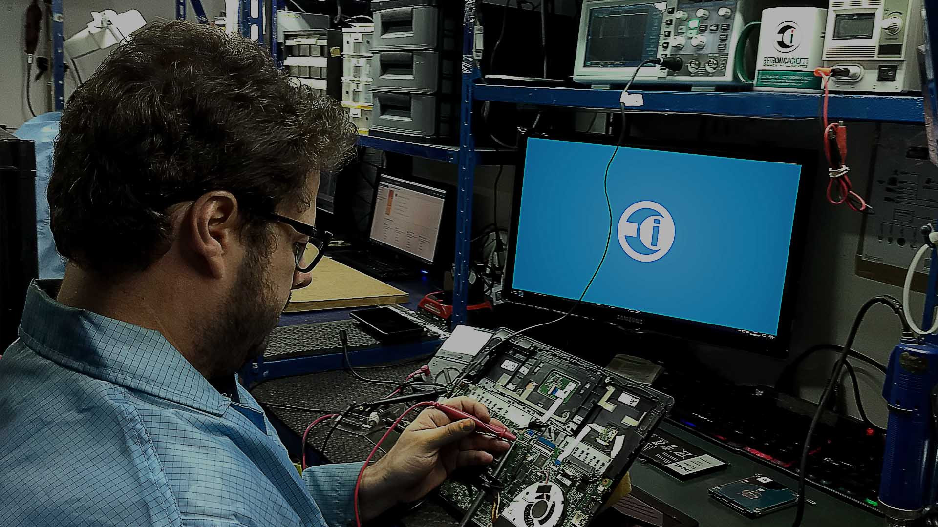 Técnico consertando notebook